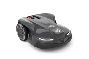 En elegant, svart robotgräsklippare med två stora hjul, en kontrollpanel på ovansidan och en upplyst frontlist. Husqvarnas och Automowers logotyper syns på motorhuven.